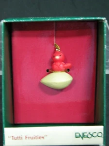 ENESCO Adorno en Miniatura 1989 "Tutti Fruities"" Pájaro Cardinal Rojo en una Semilla, Nuevo en Caja - Imagen 1 de 3