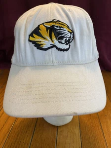 De colección Missouri Tigers NCAA Gorra de Béisbol Papá Sombrero Blanco FlexFit Gorra de Pelota Universitaria - Imagen 1 de 7