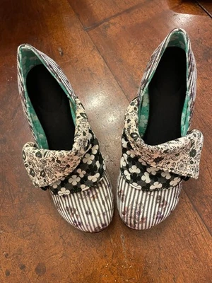 Irregular Choice Floral/Rayas Blanco y Negro Wm 38 EE. UU. 7 Tacones con Monedero Foto 1 de 4