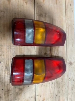 99-02 Chevrolet GMC GM genuíno fabricante de equipamento original conjunto de lanterna traseira LH e RH - Imagem 1 de 2