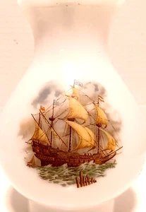 Lámpara Rara Única Vintage Vidrio de Leche Blanca Huracán Sombra con Barco Marrón - Imagen 1 de 9