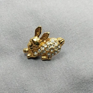 Rabbit Bunny Easter Rhinestone Gold Toned Lapel Hat Jacket Lanyard Screwback Pin - Picture 1 of 2