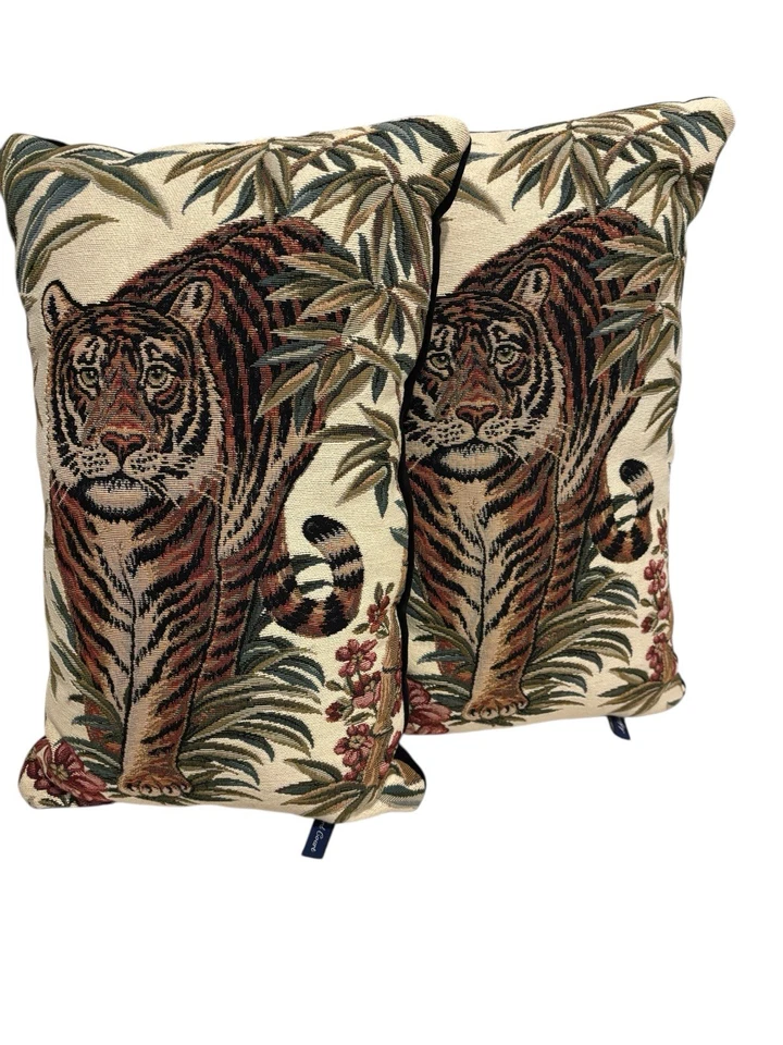 Juego de 2 almohadas de terciopelo y tapiz de tigre Ashford Court de colección. Foto 1 de 4