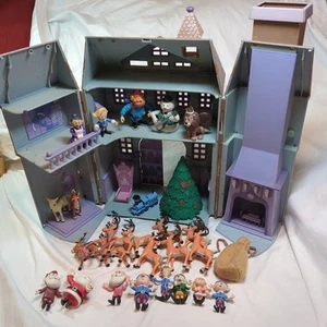 Casa de figuras de PVC Memory Lane Santa’s Castle Rudolph & The Island Of Misfit Toys - Imagen 1 de 23