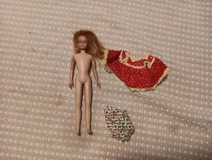 VINTAGE 1963 SKIPPER BARBIE BEUGENDES BEIN JAPAN ROTE HAARE MIT KLEIDUNG - Bild 1 von 5