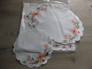 6-teiliges Set Tischdecken, Stickerei, Läufer, Häkelborte ** NEU ** - Bild 1 von 4