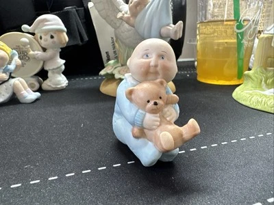 Figura de porcelana Cabbage Patch Kids 3" niño con oso de peluche Foto 1 de 3