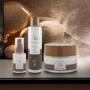 The Essence of Rice Set 3 Pezzi - Acqua Viso, Siero, Crema - Vegano - Foto 1 di 24