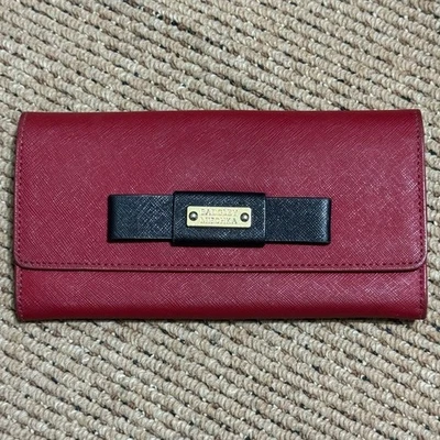 Cartera de cuero roja Badgley Mischka Sasha Saffiano con lazo negro Foto 1 de 4