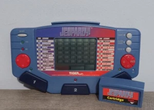 Gioco portatile Jeopardy di Tiger Electronics 1997 con cartuccia testato funziona vintage - Foto 1 di 8