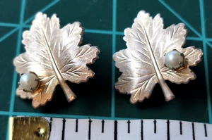 Pendientes de clip Sarah Coventry tono dorado hoja de arce con perla sintética - Imagen 1 de 6