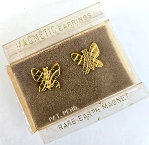 Vtg Gold Tone Diamond Cut Butterfly Magnetic Earrings 1/2" inCard Rare Earth Mag - Picture 1 of 7