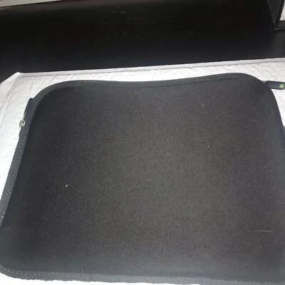 Funda de neopreno para portátil INCASE con cremallera negra X Foto 1 de 4
