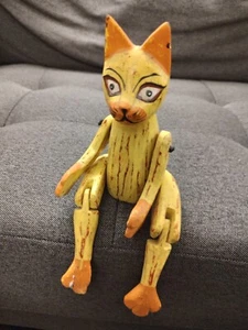 Estatuilla de gato de madera amarilla tallada/pintada a mano de colección 11" extremidades móviles - Imagen 1 de 4