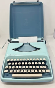 Máquina de escribir portátil Remington Streamliner vintage con estuche rígido, azul aguamarina - Imagen 1 de 11
