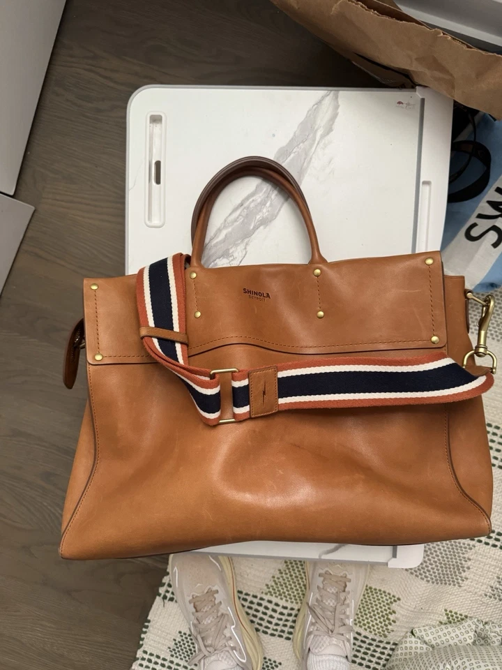 Shinola棕褐色大挎包 原价为995美元。 只用了四次。 — 第 1/4 张图片