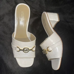 SANDALIAS SIN CORDONES MICHAEL KORS BLANCAS CROCK TACÓN BLOQUEADO LOGOTIPO MK TALLA 6.5 NUEVAS $195 - Imagen 1 de 5