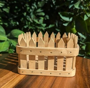 Pequeña valla cuadrada de madera estilo canasta-picket 4 3/4" de largo x 4 3/4" de ancho x 3" de alto - Imagen 1 de 3