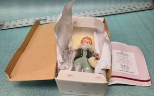 Ashton-Drake Puppe "Stringing Cranberries" Hummel Collection | Kostenloser Versand - Bild 1 von 24