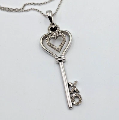 Collar colgante Jane Seymour plata esterlina 925 diamante acento XO y llave corazón Foto 1 de 4