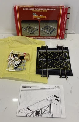 HORNBY R636 DOUBLE TRACK LEVEL CROSSING BOXED oi - Image 1 of 4