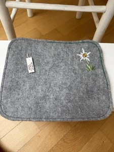 Mauspad „Grau“ aus Filz mit Handgestickten Blumen gemäß Katalog, 27x23 cm - Bild 1 von 24