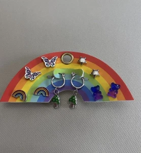 Mädchen Ohrringe Set 5 Gummibärchen Pilze Schmetterling Stern Regenbogen NEU - Bild 1 von 3