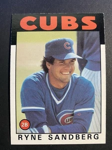 Tarjeta de béisbol 1986 Topps Ryne Sandberg Chicago Cubs #690 miembro del Salón de la Fama - Imagen 1 de 2