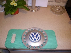 vw beetle 99 wheel centre cap - Picture 1 of 3