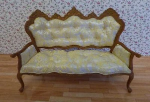 Settee tapizado de Jia Yi - miniatura para casa de muñecas - Imagen 1 de 4