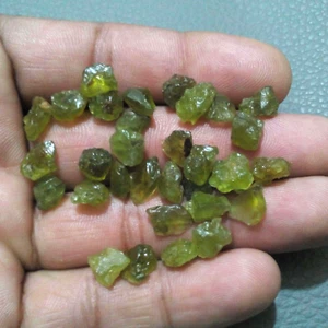 32 PIEZAS Hermosas Piedras Preciosas Sueltas Ásperas de Peridoto Verde Tamaño Crudo 7-11 MM Áspera - Imagen 1 de 7
