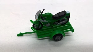 Herpa 051439 Autoanhänger mit BMW RS 1100 mit Vollverkleidung Polizei grün (78) - Bild 1 von 3