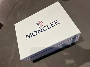 Moncler Confezione Regalo Bianca Scatola Scarpe Pre-Loved! - Foto 1 di 4