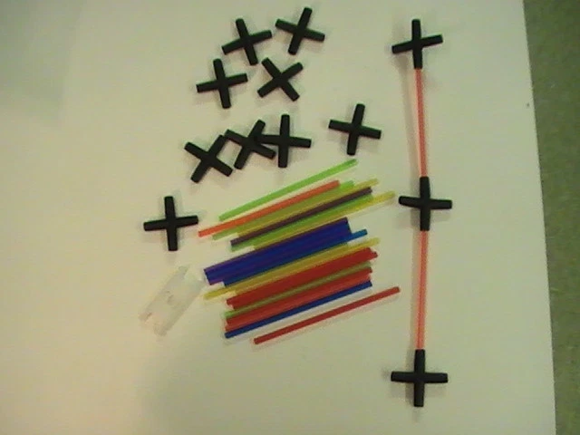 Varillas huecas de plástico piezas cruzadas de goma negra kit de juguete de construcción Foto 1 de 1