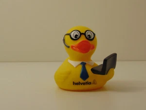 Gummiente Ente Farbe gelb mit Brille und Laptop Aufschrift helvetia guter Zustan - Bild 1 von 5