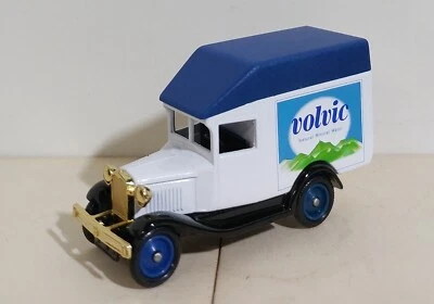 I108723 CORGI 1/50 Camion D'Epoca - Ford Model A Luton Roof Van - Volvic - Immagine 1 di 4