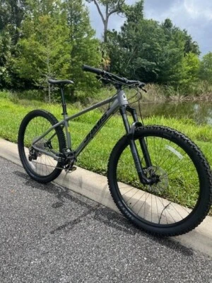 Jamis Komodo MTB con tija de sillín cuentagotas 17" Foto 1 de 4