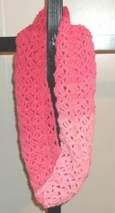 Mehrfarbiger Winter Infinity Loop Schal weich gehäkelt - Bild 1 von 3