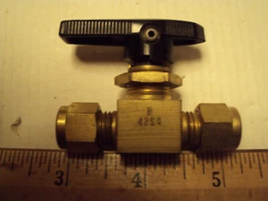 Swagelok Whitey Ventil, B-42S4; Messing Kugelhahn; 1/4 Swagelok In-Out - Bild 1 von 1