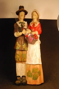 Geschnitzte Figur Mann & Frau hält Vogel & Obstkorb 10 1/2" hoch - Bild 1 von 1