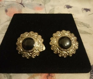 Bisutería vintage tono plata y esmalte negro clip en pendientes.   J2CHd - Imagen 1 de 3