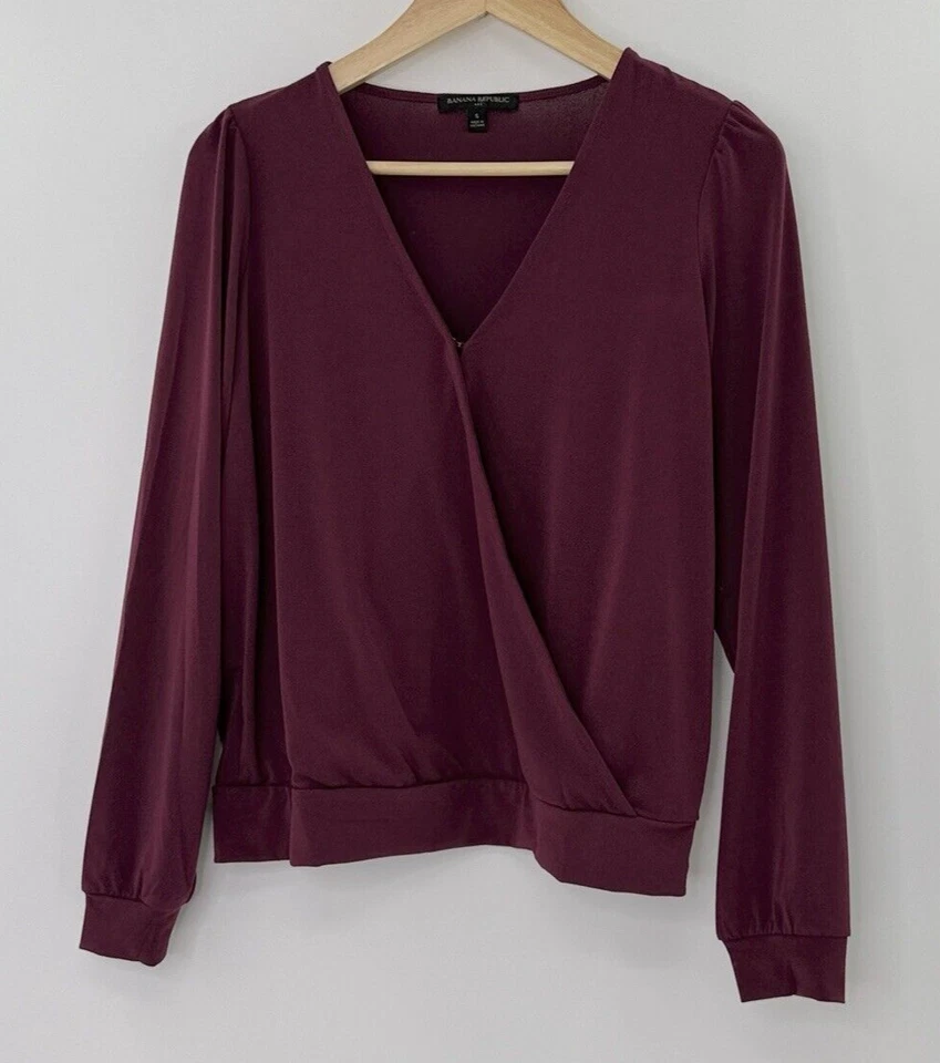 Blusa Banana Republic Feminina Burgundy Crepe Wrap Top Tamanho Pequeno, Elegante Preppy - Imagem 1 de 4