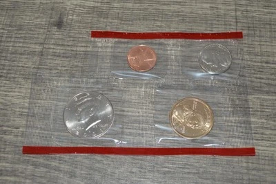 2001 US Mint Denver 4 Coin Uncirculated Missing Dime Still Very Nice ! - Image 1 of 2