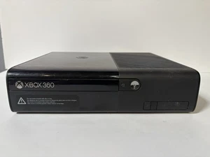 Consola Microsoft Xbox 360 E 4 GB (Negra, Modelo 1538) Probada - Imagen 1 de 7