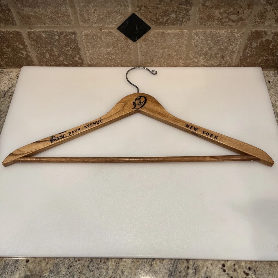 Percha de madera Doral Park Avenue New York City marrón madera vintage Nueva York Foto 1 de 4