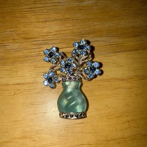 AVON ~ Bouquet of Blue Flowers in Blue Lucite Vase ~ Brooch Pin - Picture 1 of 2