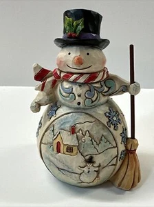 Schneemann mit Schal und Besen Figur Urlaubsdeko 3,5 Zoll - Bild 1 von 5
