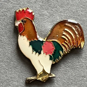 Spilla da bavero gallo colorata vintage smaltata epossidica su metallo tono oro - Foto 1 di 10