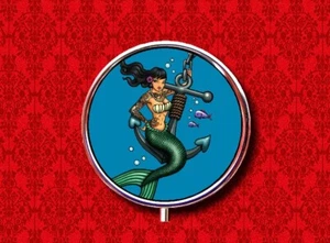 MERMAID PIN UP GIRL FISH ANCHOR TATTOO VINTAGE ROUND METAL PILL MINT BOX CASE - Picture 1 of 2