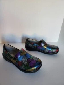 WOMEN'S ALEGRIA KELI WORKWOMANSHIP MINI ROSES BLACK SIZE 8 NWT $130 - Picture 1 of 6